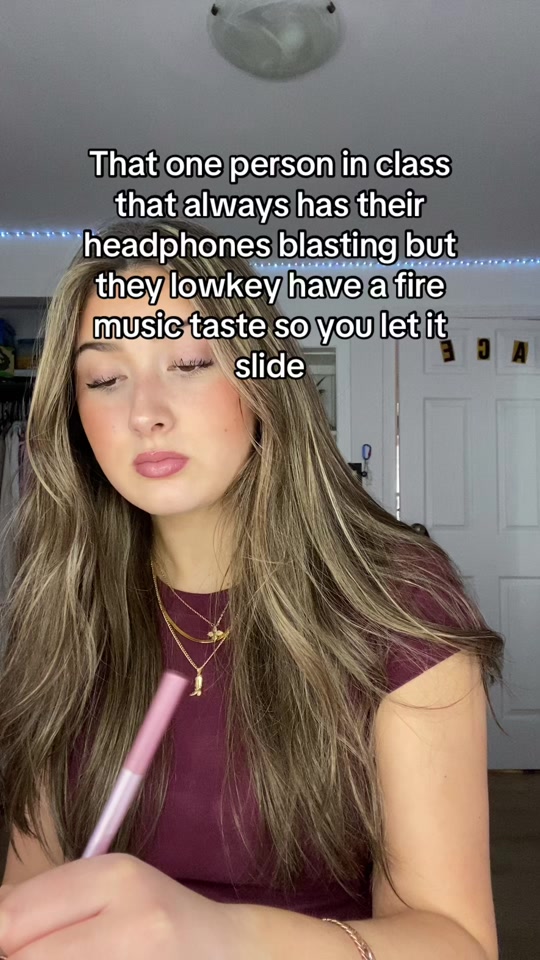 tiklocker_Nearly gave myself whiplash making this💔 #joke #music #airpods #class....mp4