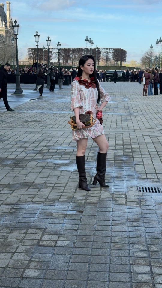 tiklocker_#劉亦菲 現身 #LouisVuitton 巴黎大秀！ #PFW #LiuYifei.mp4